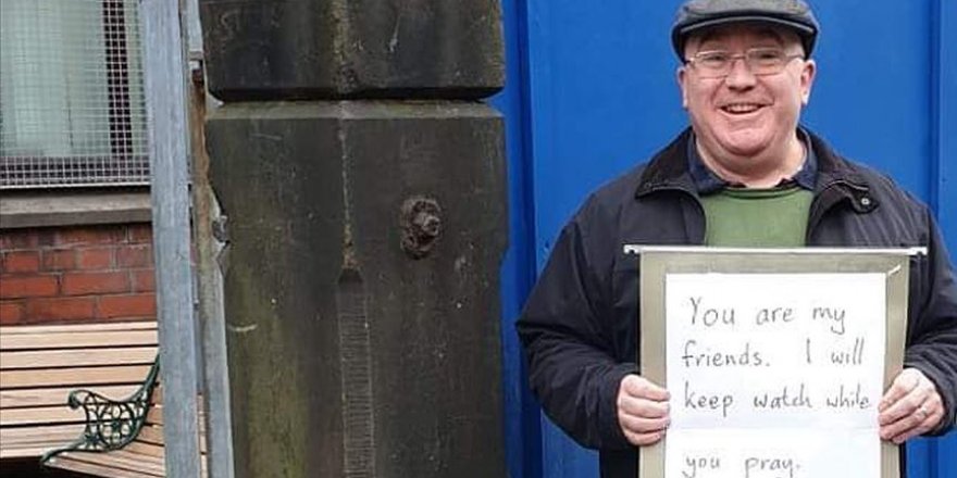 Camide nöbet tutan İngiliz'den 'Nefret bizi hiçbir yere götürmez' mesajı