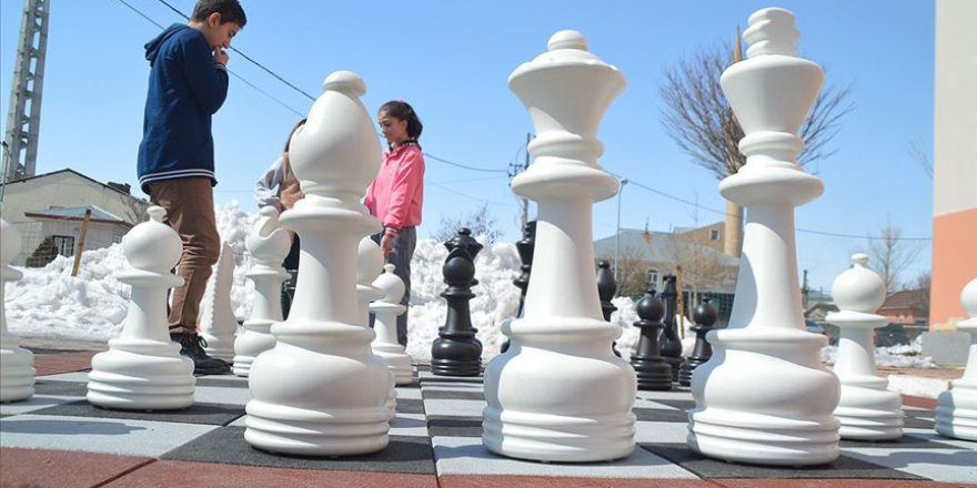 Ağrılı çocukların satranç takımı sevinci