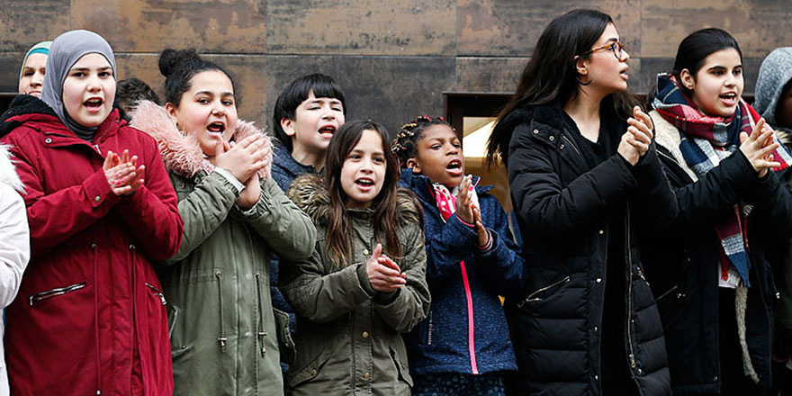 Irkçılığa karşı insan zinciri oluşturdular