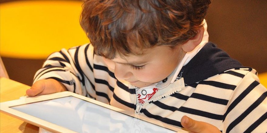 'Çocuklar artık emojiyle üzülüyor, emojiyle gülüyor'