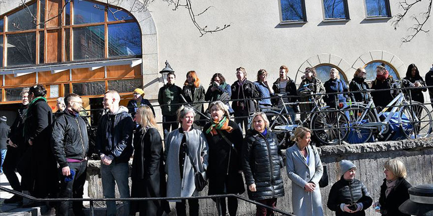 İsveçlilerden cuma namazını kılan Müslümanlar için insan zinciri