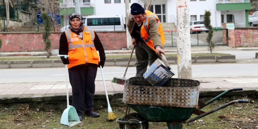 Karakoç çifti sokakları birlikte temizliyor
