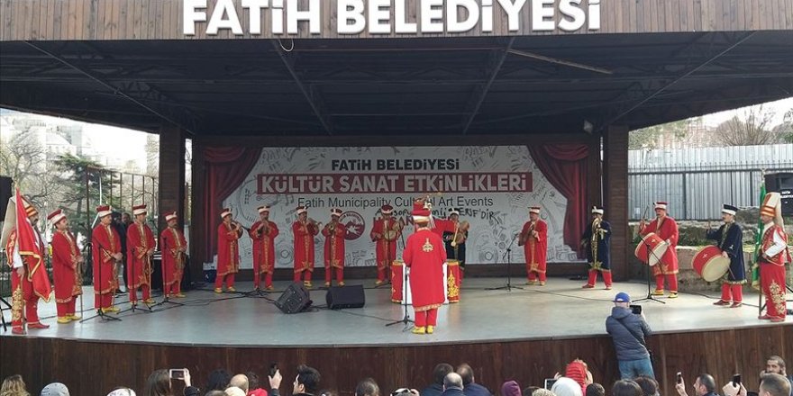 Sultanahmet Meydanı'ndaki mehter gösterisi yoğun ilgi gördü