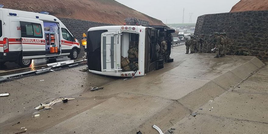 Şırnak'ta askeri araç devrildi: 1 şehit, 20 yaralı