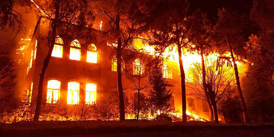 Denizli'de tarihi okulda yangın