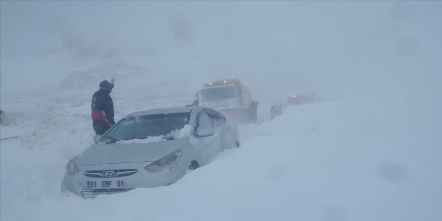 Van-Hakkari kara yoluna çığ düşmesi sonucu kapandı
