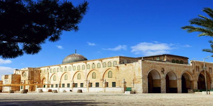 "Beldelerin Allah'a en sevimli yerleri mescitlerdir"