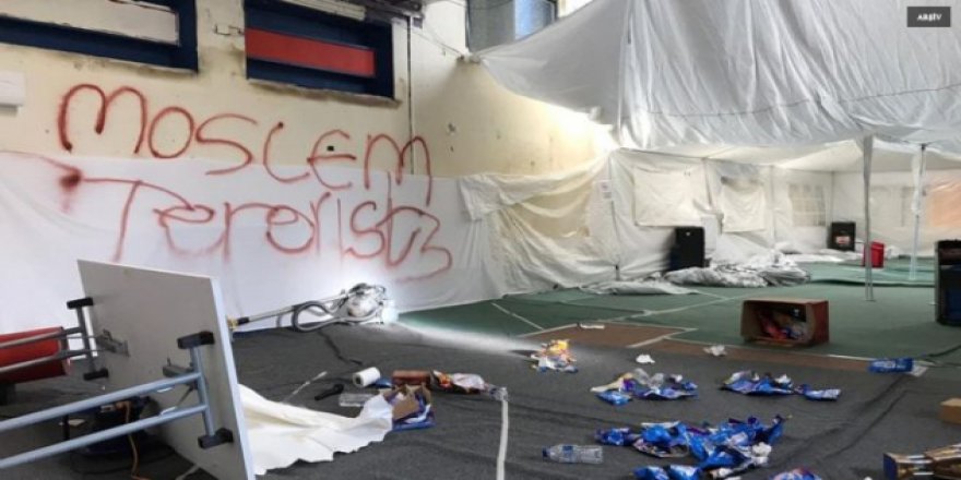 İngiltere'de Müslümanların okullarına saldırı: Kur'an'ı yırttılar