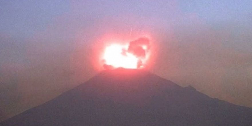 Meksika'daki Popocatepetl Yanardağı'nın patlama anı