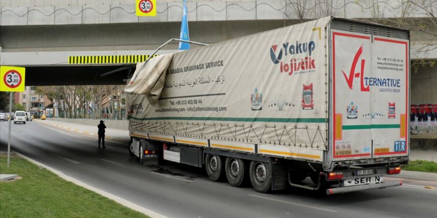 Bakırköy'deki alt geçide tır sıkıştı