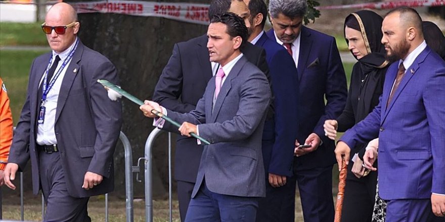 Başını örten başbakan: Bu kadar güven hissi vereceğini düşünmemiştim