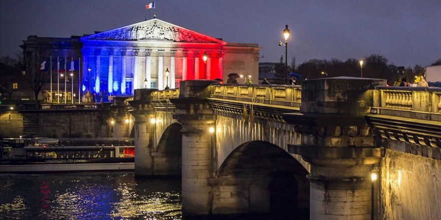 Fransa'da iki bakan görevinden kovuldu