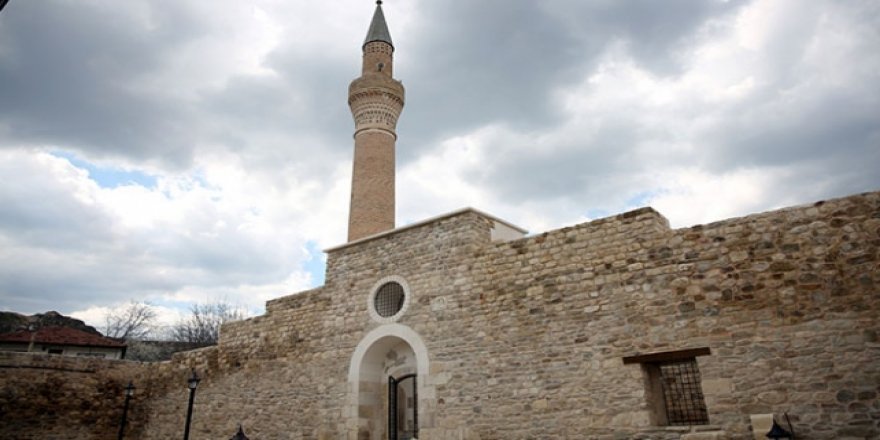 Taç kapısıyla ünlü 700 yıllık Alaaddin Camii ibadete hazır