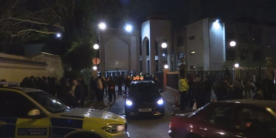 Londra'da polisler camiye girdi