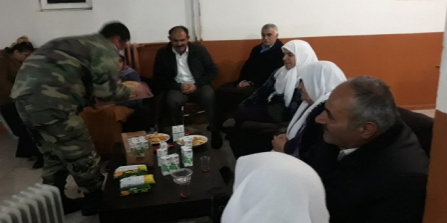 Çığda mahsur kalan 19 kişi askerin misafiri