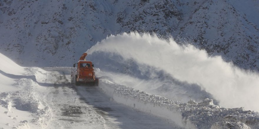 Baharda yağan kar 283 yolu kapattı