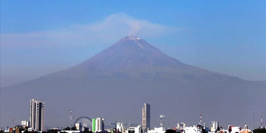 2 bin 500 metre yükseğe patlayan yanardağ şehirden görünüyor