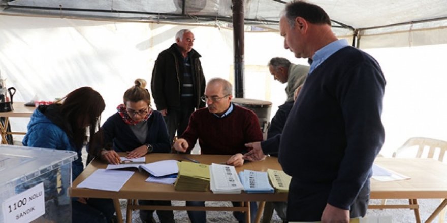 Acıpayam'da depremzedeler oylarını çadırlarda kullanıyor