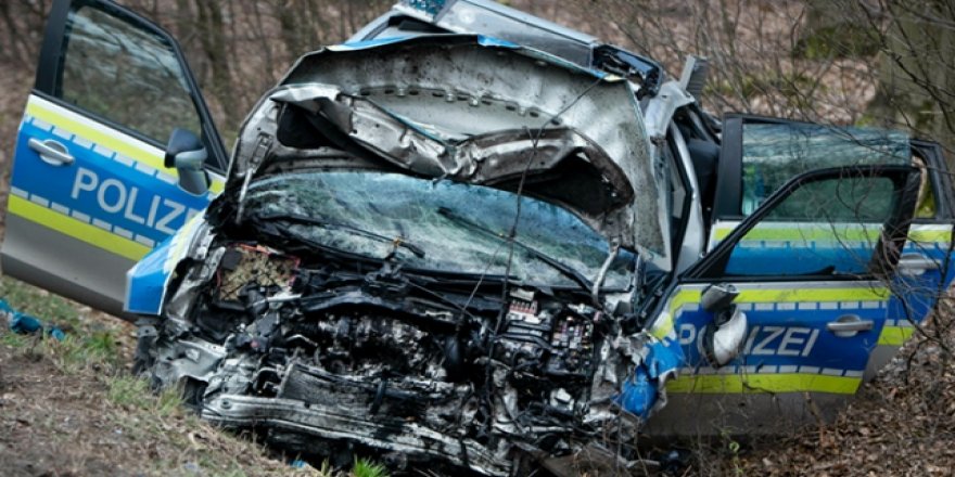 Almanya'da uçak düştü, olay yerine giden polisler kaza yaptı: 5 ölü