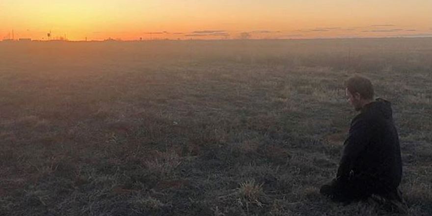 Ünlü oyuncu Tolga Karel, 'yeryüzü mescit' deyip Arizona'da namaz kıldı