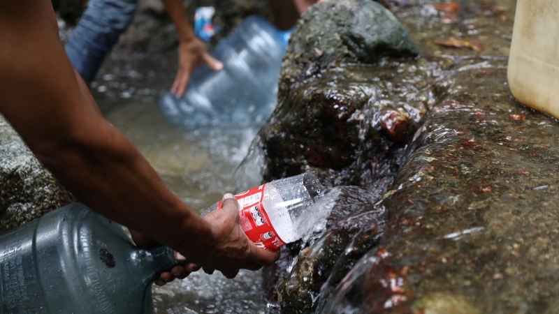 Venezuelalılar suya ulaşmak için tünellerdeki tahliye borularını kırıyor