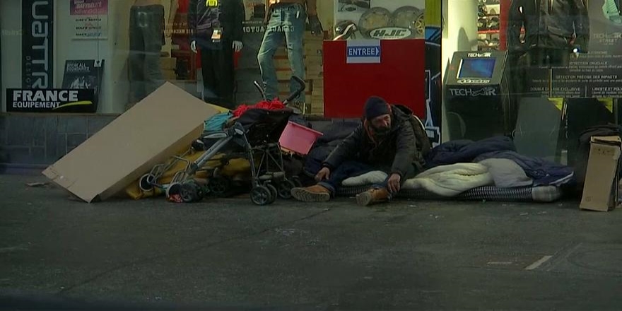 Fransa'da geçen yıl 566 evsiz kaldırım köşelerinde öldü