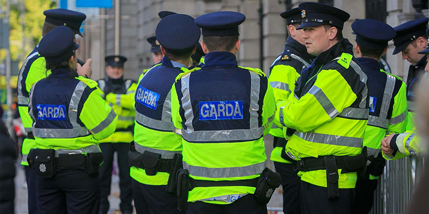 İrlanda polisine başörtüsü izni çıktı