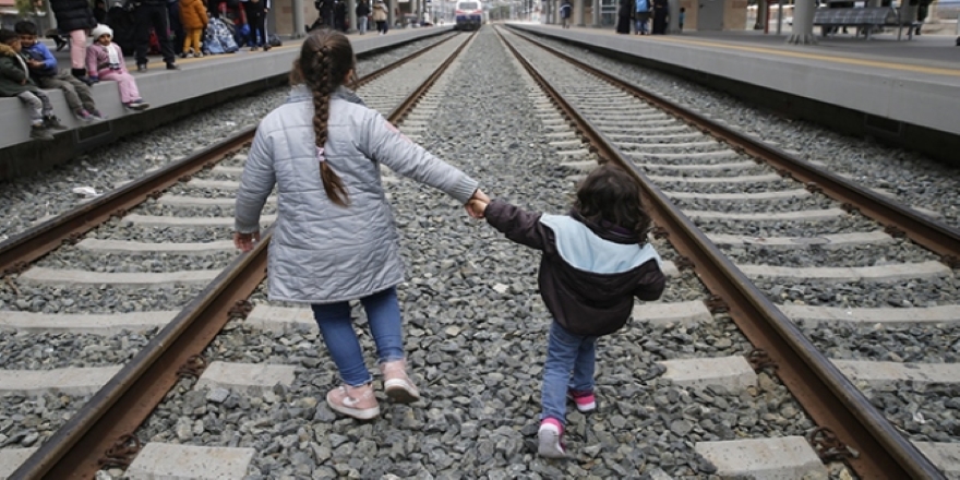 AB ülkeleri Morina Adası'ndaki 400 göçmen çocuğu kabul etti