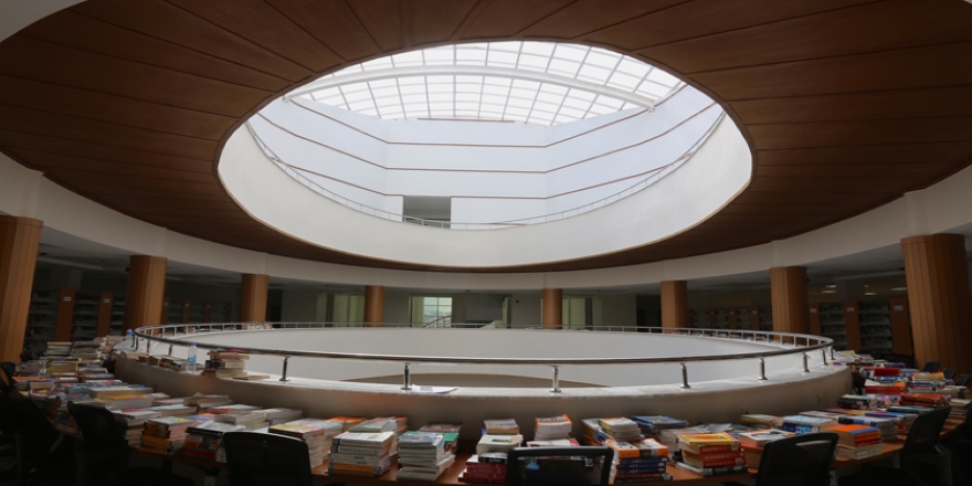 Gün ışığında okuma keyfi sunan kütüphane