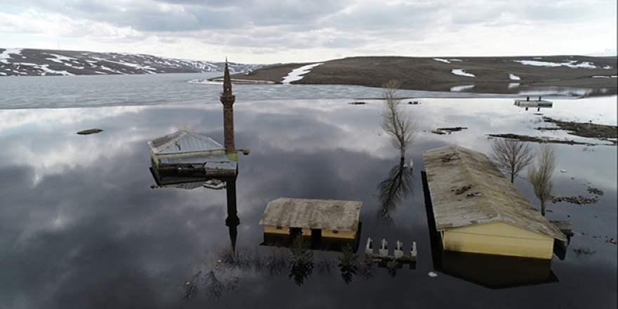 Kars'ta sular altında kalan cami ilk kez havadan görüntülendi