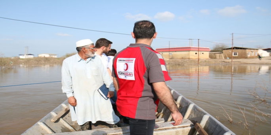 Türk Kızılayı'ndan İranlı selzedelere yardım!