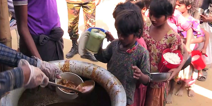 1 kuruşa evsizlere yemek dağıtılıyor