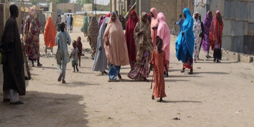 Nijeryalı kadınlar kafalarında yük taşıyarak para kazanıyor