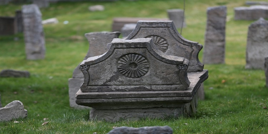 'Milletlerin tapu senedi' mezar taşları