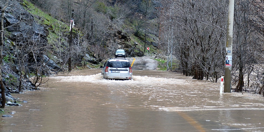 Munzur Çayı taştı kara yolunda ulaşım aksadı