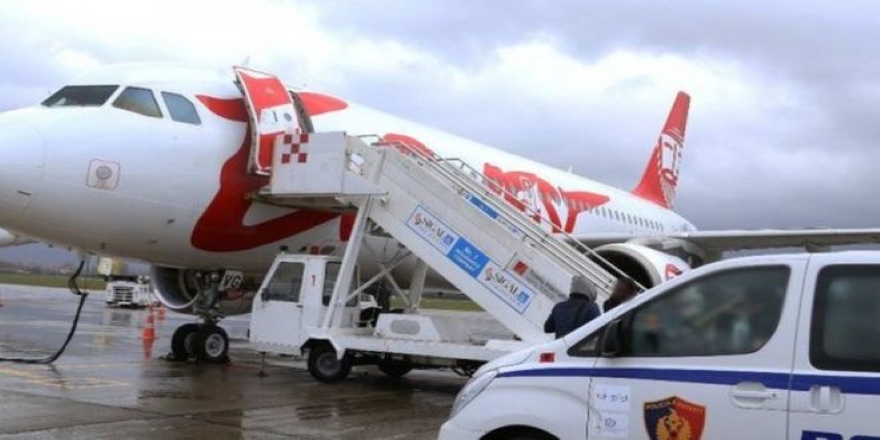 Arnavutluk: Tiran havalimanında silahlı soyguncular piste girip uçağı soydu