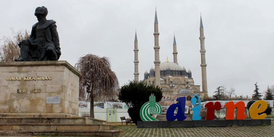 Mimar Sinan heykelinin yönü değil varlığı yanlış