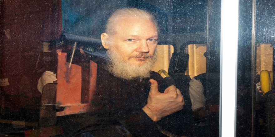 Assange ABD'ye iade davasında hakim karşısına çıktı