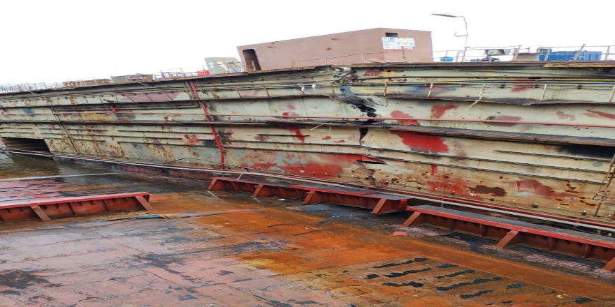 Tuzla'da tersanede vinç devrildi