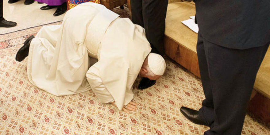 Papa'dan garip hareket: Güney Sudanlı liderlerin ayaklarını öptü