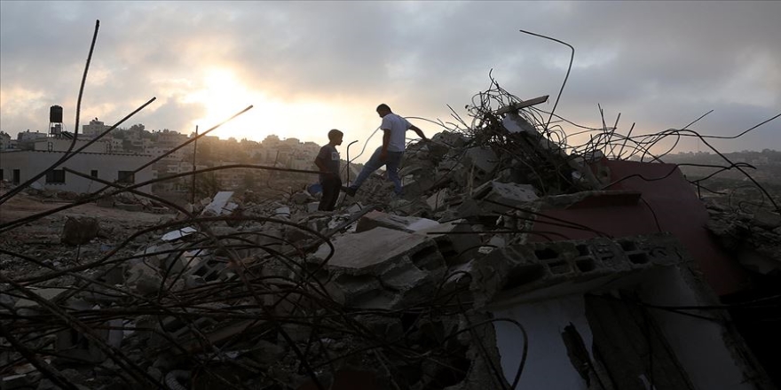 İsrail, Filistinli aileye evini kendi elleriyle yıktırdı
