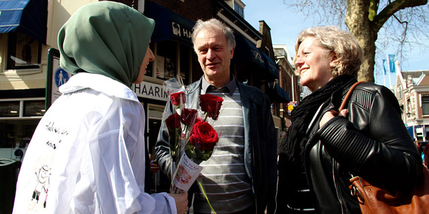 Belçika'da gençler sokakta: Buyurun ben Müslümanım