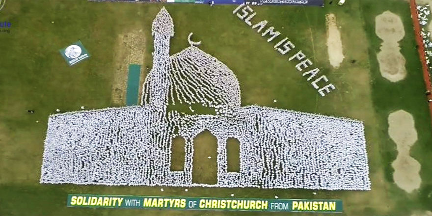 Binlerce Pakistanlıdan Nur Camii silueti ile mesaj