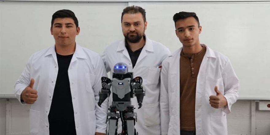 Meslek lisesi öğrencileri insansı robot tasarladı