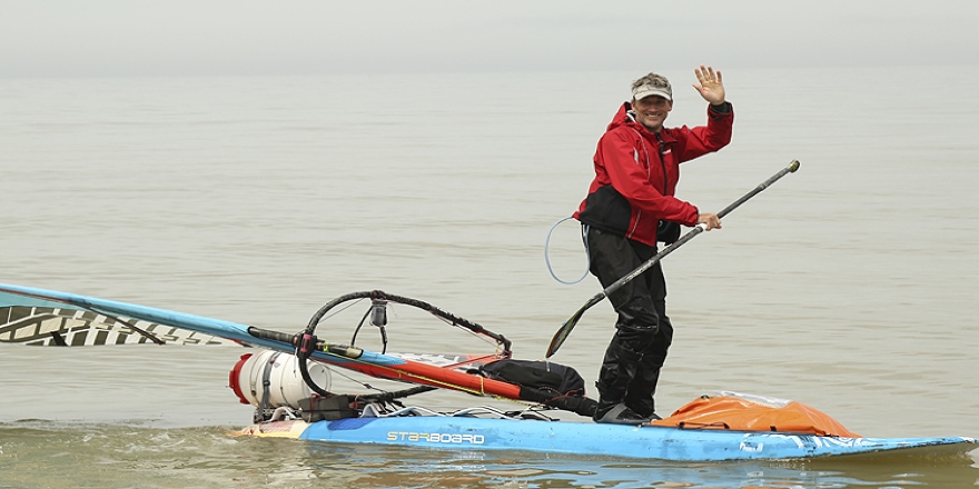 Sörf tahtasıyla dünyayı geziyor