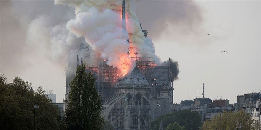 Paris'te Notre Dame Katedrali yanıyor