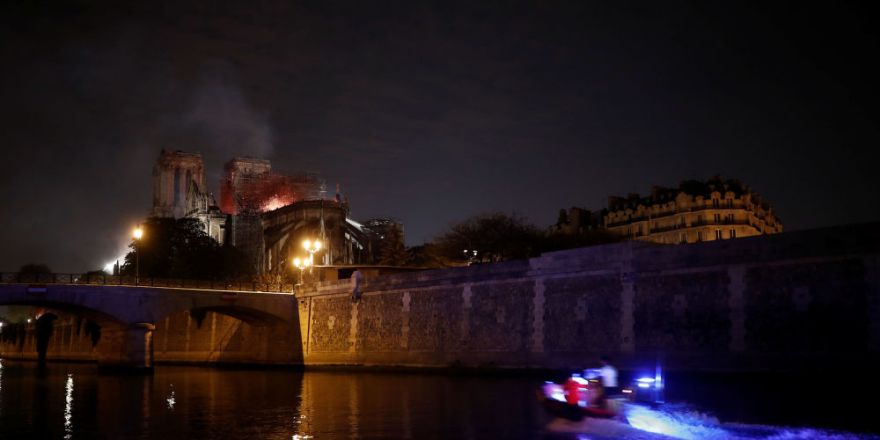 Notre Dame Katedrali'ndeki yangın 8.5 saat sonra söndürüldü