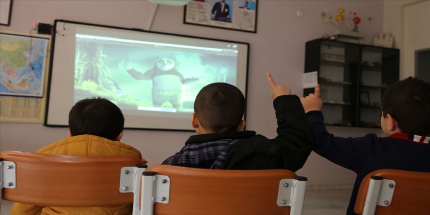 Çizgi film karakterleri çocuklarla 'konuşuyor'