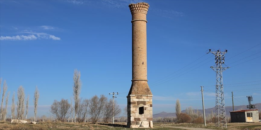 Tarlaların ortasında bir tarihi 'Kırık Minare'