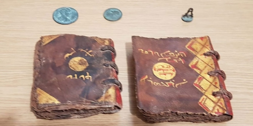 Adana'da tarihi İncil satmaya çalışırken yakalandılar